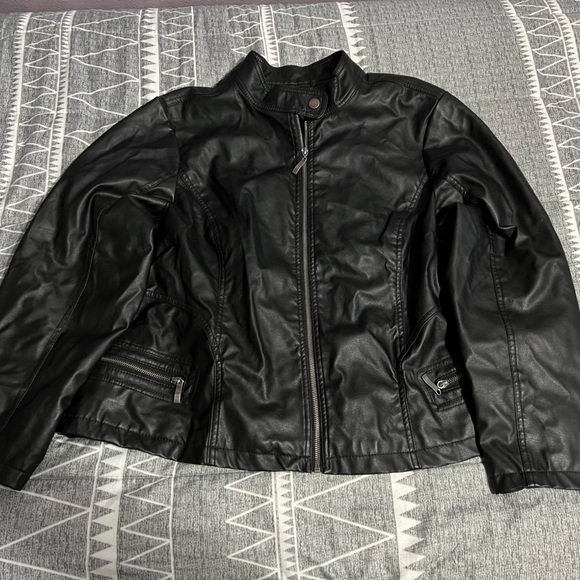Leather jacket - Picture 1 of 3